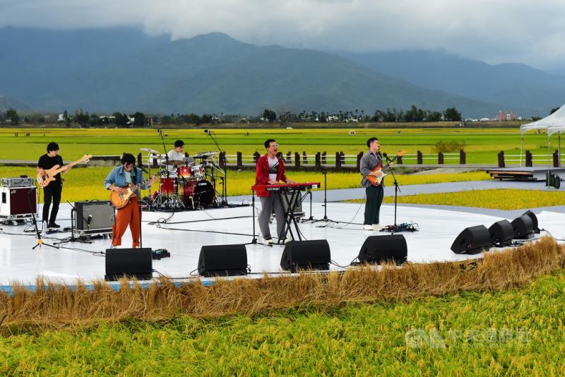 2020池上秋收稻穗藝術節25日展開第2天演出，樂團茄子蛋應邀登台開唱，主唱阿斌（前中）分享，唱到「親愛的無情孫小美」時不慎吃到一隻蟲，成為意外插曲。（台灣好基金會提供）中央社記者王心妤傳真　109年10月25日