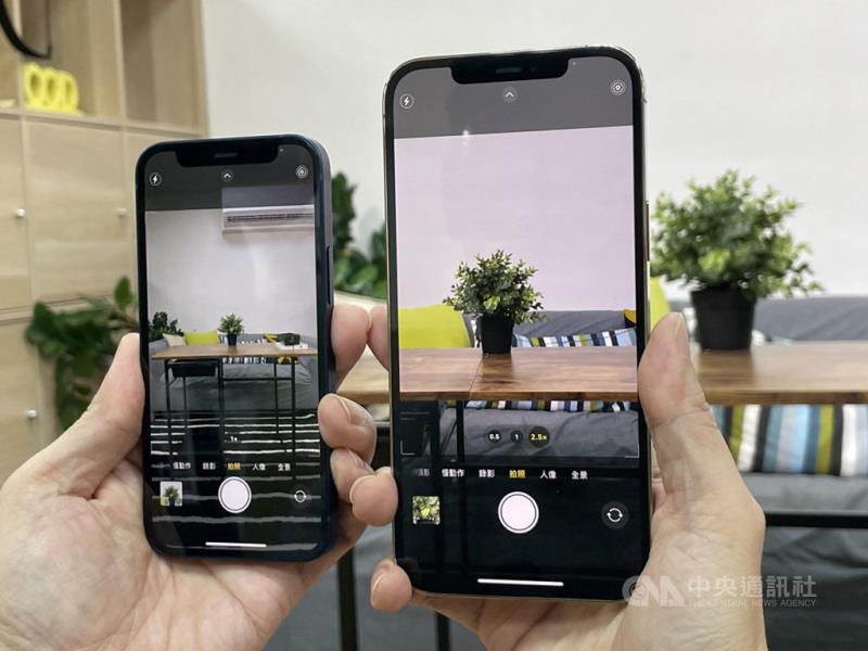 3C達人實測iPhone 12 mini（左）與iPhone 12 Pro Max（右），其中iPhone 12 Pro Max配備全新65公釐望遠鏡頭，可進行2.5倍光學變焦，實現更長距離的取景。中央社記者吳家豪攝 109年11月12日