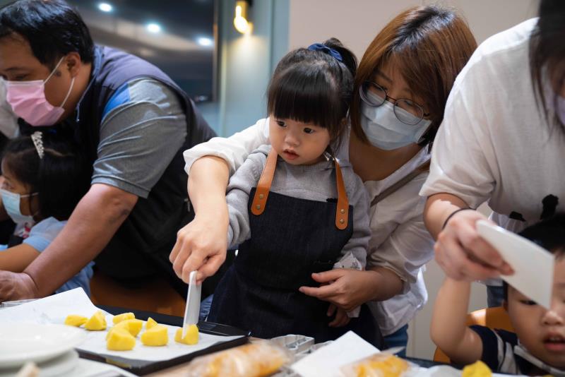 DIY手作教室，可以自己動手製作台灣造型鳳梨酥，要讓消費者有截然不同的購物體驗。

