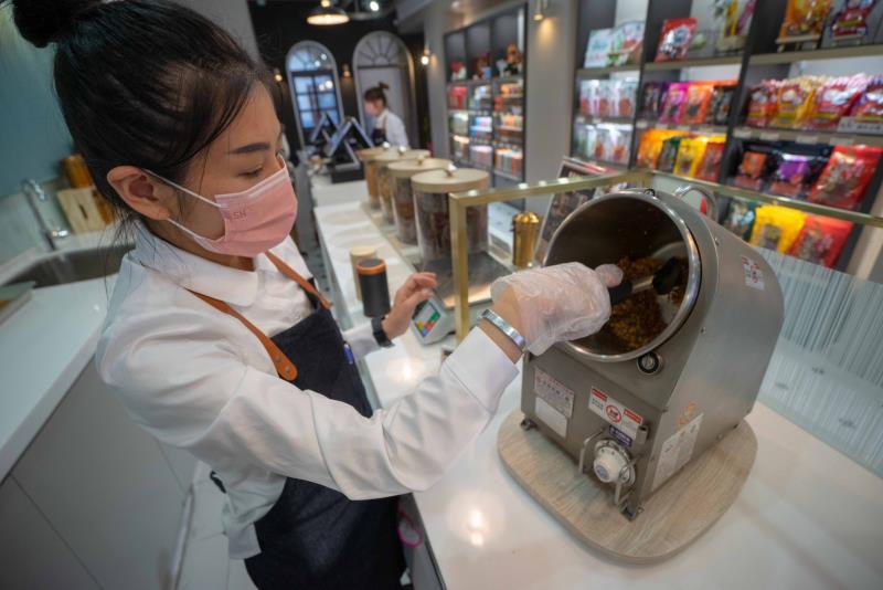 新東陽首度推出客製化現炒肉鬆，消費者可以選擇自己喜愛的配料跟容器後，現場直接以焙炒方式，炒出專屬於個人喜好的美味肉鬆。