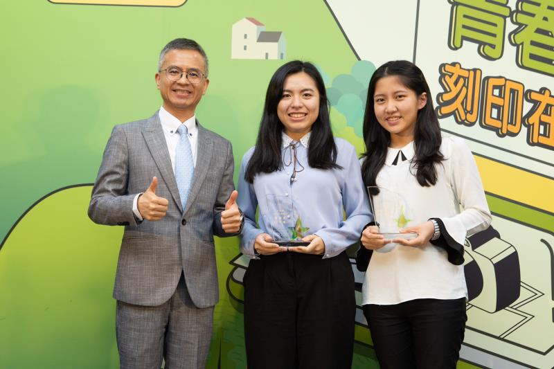 「蹲點‧台灣」活動由中華電信基金會與政大廣電系共同推動，從2009年起鼓勵大學生利用暑假到偏鄉提供服務並做影像紀錄。圖左為中華電基金會董事長郭水義。(中華電信基金會提供)