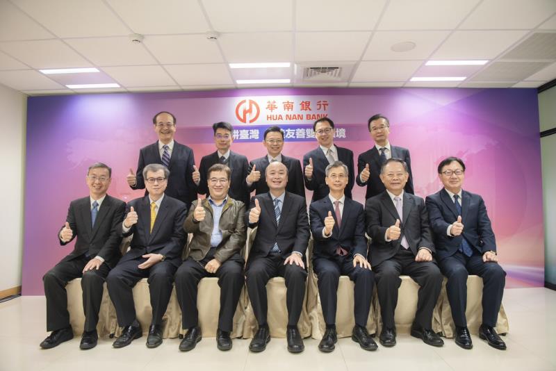 華南銀行展現雙語示範分行推動成果，前排金管會國業處處長賴銘賢（左1）、銀行局副局長黃光熙（左2）、國發會副主委游建華（左3）、金管會副主委許永欽（中）及財政部國庫署署長蕭家旗（右3）、華南銀行董事長張雲鵬（右2）、華南銀行總經理張振芳（右1），今日前往北高雄分行視察。