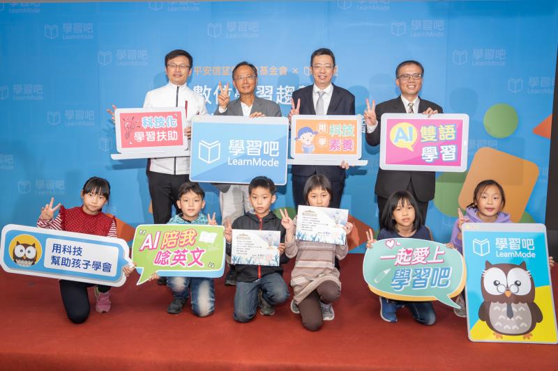 學習吧發表2021線上學習大調查，並揭露五大教育趨勢，威盛電子董事長陳文琦與縣市教育局處首長合影，共同打造數位教育的未來。