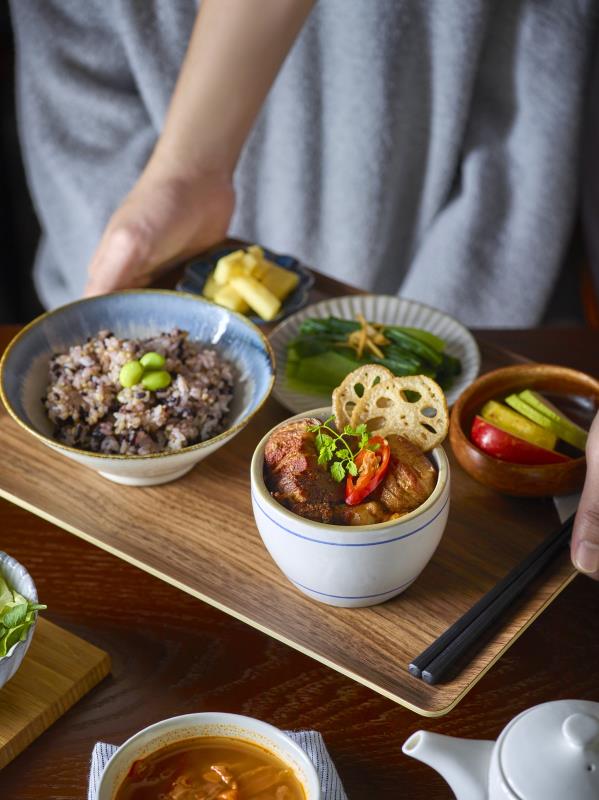 好丘一口氣新推出超過30款新餐點！經典飯食新菜「茶香紅燒肉」，使用坪林茶青的炭焙包種燉煮，甘甜鹹香的溫潤好味道和嫩口彈牙的肉質，是最下飯最享受的經典佳餚