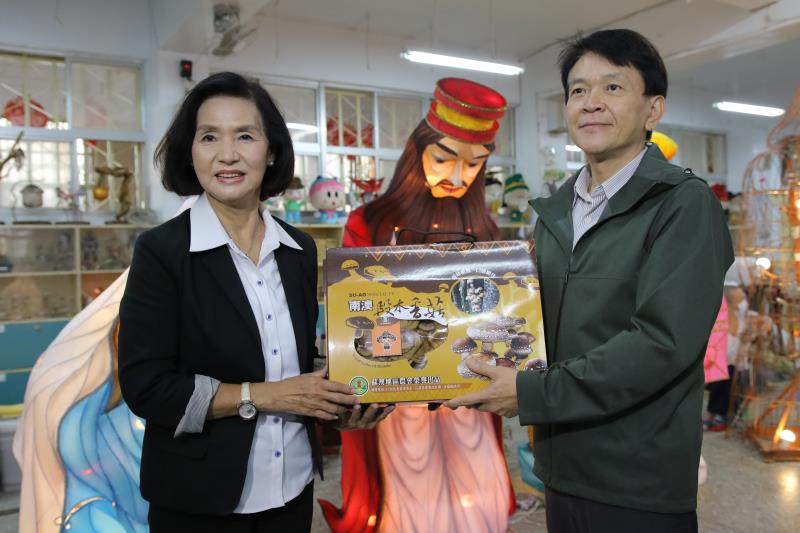 為感謝三星監獄收容人協助燈車裝飾，宜蘭縣長林姿妙特別前往贈禮致意。