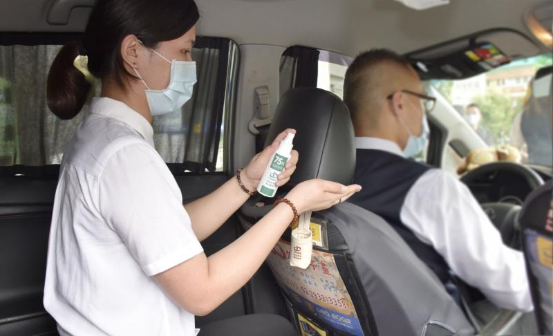 台灣大車隊超前業界隨車配備酒精消毒瓶，獨家提供乘客隨時消毒的安心搭乘環境。