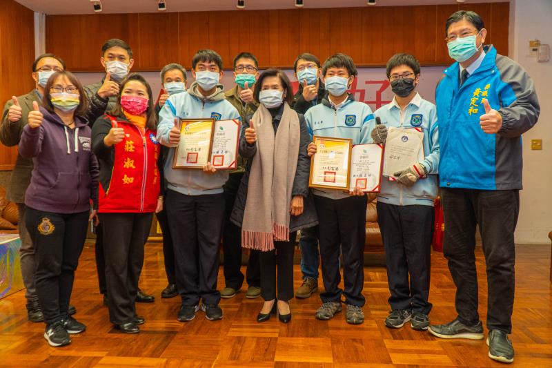 宜蘭縣長林姿妙於今(8)日表揚獲獎教育部109學年度「數理及資訊學科能力競賽」三位同學給予勉勵。