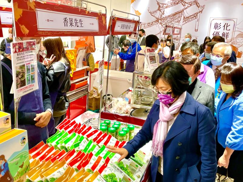 縣長王惠美再次北上到遠百信義店，把「彰化優鮮」符合3章1Q的優質農特產品帶到台北，與北台灣的鄉親分享，吃到最營養最健康又美味的產品。