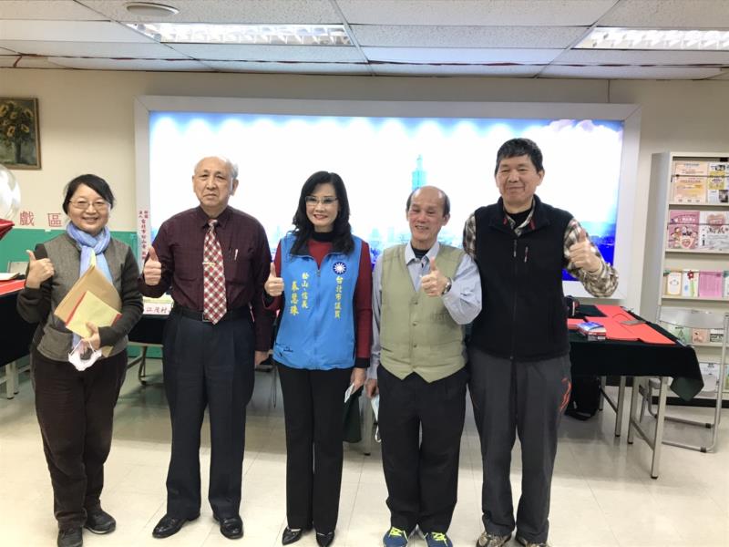 本次活動一邀請書法名家洪啟義(左二)、徐錫麟(右二)及江茂村(右一)等三位老師，在現場揮毫贈送春聯，台北市議員秦慧珠亦受邀出席(中)。