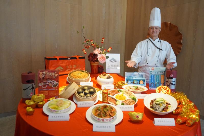 金門五星等級飯店主打「牛轉乾坤開運年菜」外帶套組，主廚徐永銓介紹8道功夫菜。中央社記者黃慧敏攝