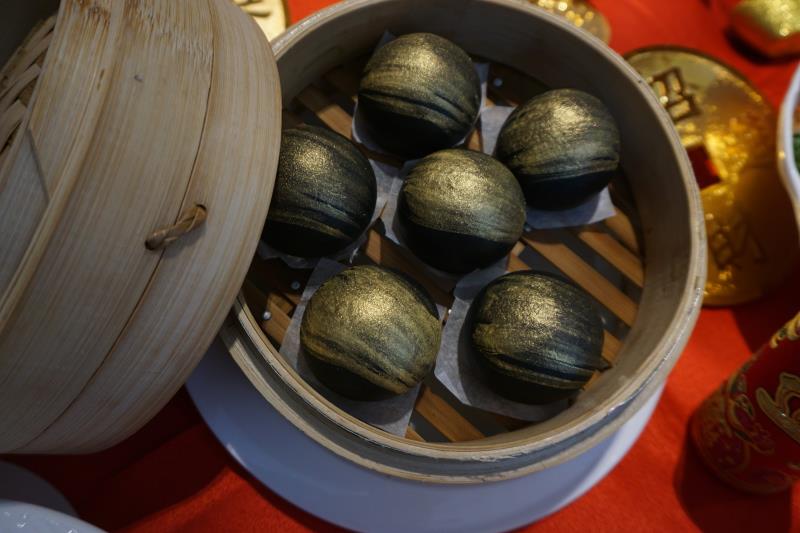 金門五星等級飯店主打「牛轉乾坤開運年菜」外帶套組，其中，甜點「竹箔金竹炭流沙包」，土豪金與鋼琴黑的配搭，亮眼吸睛。中央社記者黃慧敏攝