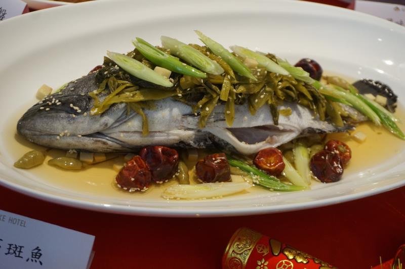 迎接牛年，金門五星等級飯店主打「牛轉乾坤開運年菜」外帶套組，其中，「藤椒酸菜石斑魚」，以老川菜手法，加入客家酸菜等，酸香麻辣俱全。中央社記者黃慧敏攝