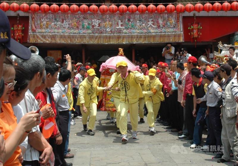苗栗縣通霄鎮白沙屯拱天宮27日擲筊擇定2021年白沙屯媽祖徒步往雲林北港朝天宮進香時程，擲筊結果4月11日深夜出發、4月19日回宮。（中央社檔案照片）