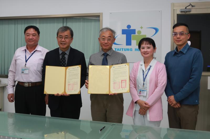 國立中山大學結盟台東醫院育才，由校長鄭英耀(左二)與台東醫院院長樊聖(左三)代表簽約，齊心努力縮短偏鄉就醫路。