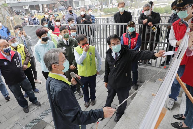 黃偉哲(8)日也偕多位市議員到民生截流站視察整治情況。