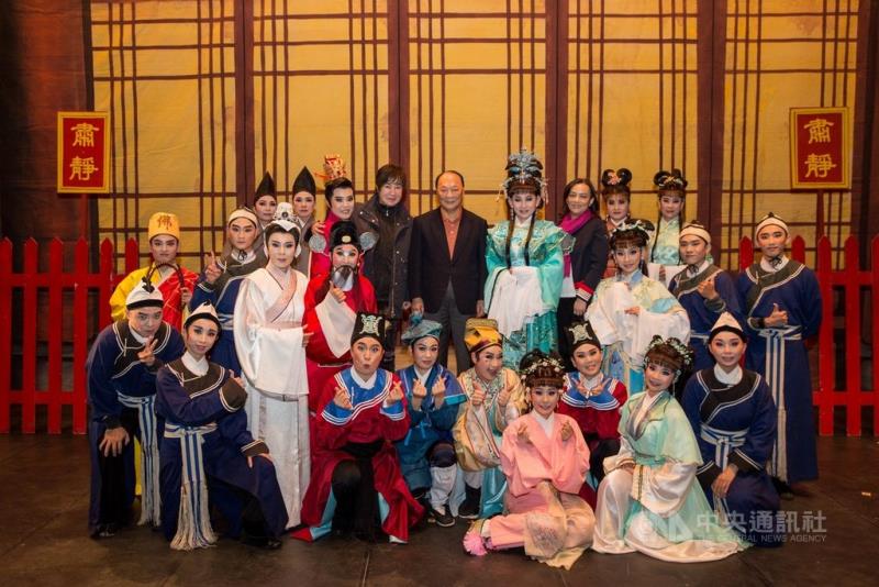 蘭陽戲劇團年度新戲「琉璃閣」13日在宜蘭演藝廳演出，許久未露面的歌仔戲天王小生葉青（後排左4）到場支持，並到後台鼓勵演員。（宜蘭縣政府文化局提供）