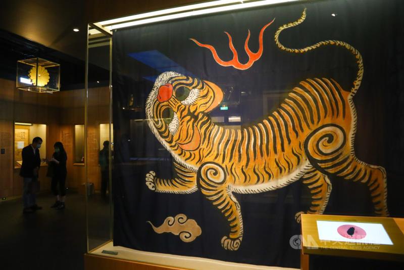 國立台灣博物館15日推出「博物台灣」常設展,分為以自然為主題的「自然台灣」展區與以人文為主題的「浮生台灣」展區。現場展出「1895年台灣民主國藍地黃虎旗」數位重建版。