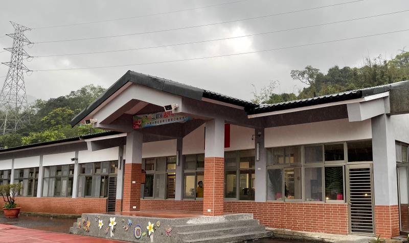 牡丹國小歷經3年規劃及整建，採斜屋頂綠建材與環保材質，打造出1間大禮堂、1間教師辦公室、1間藝文教室及1座司令台.