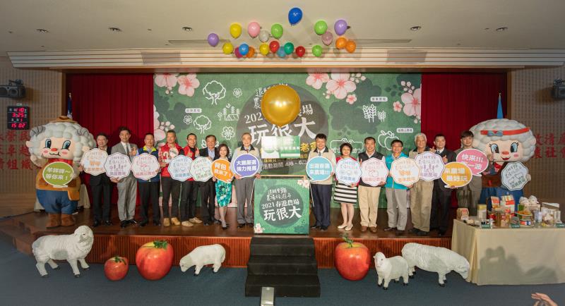 艾斯移動創辦人曾冠智(左二)與退輔會主委馮世寬(中左) 出席「2021春遊農場玩很大」記者會