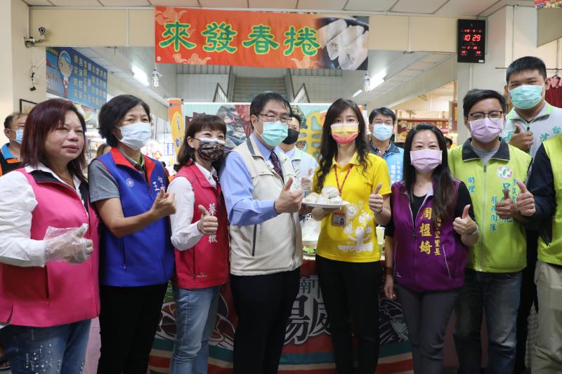 台南市長黃偉哲今(1)日至虎尾寮公有市場，品嘗台南獨創的鳳梨潤餅皮。