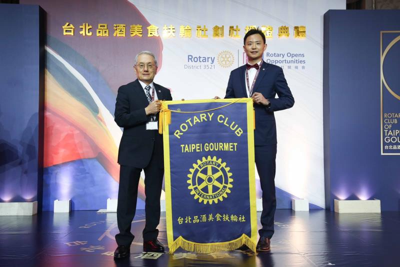 台北品酒美食扶輪社正式成立，3521地區總監馬長生(左)授社旗給創社社長林庚鼐(右)。