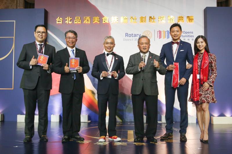 台灣唯一曾任2014-2015年國際扶輪社長的黃其光(右三)，出席成立大會肯定創社目的。