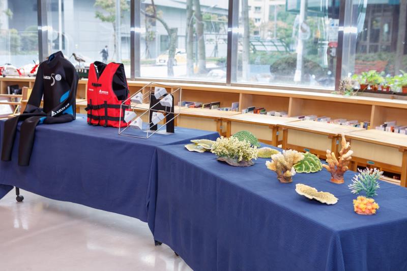 記者會現場展示珊瑚模型以及復育珊瑚所需要的工具與裝備。