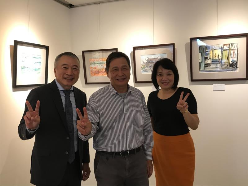 王正明-遊戲人間個人畫展4/16登場，(左起)第一化妝品廠總經理陳鵬州、王正明副、第一化妝品廠副總經理黃國芬，於畫展開幕一同合影。