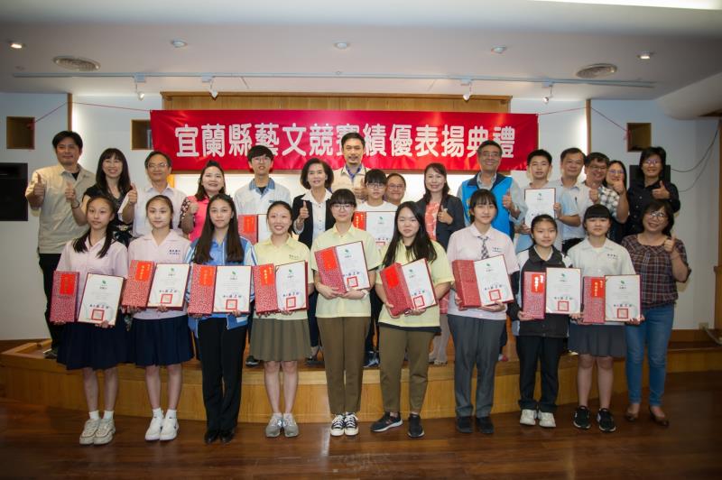 宜蘭縣長林姿妙於今(21)日表揚於109學年度全國表演藝術競賽優異選手。