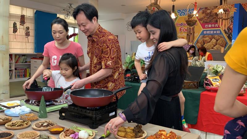 印尼老師至裕民國小教導親子組認識不同香料，幼童及家長同心合力製作薑黃飯.