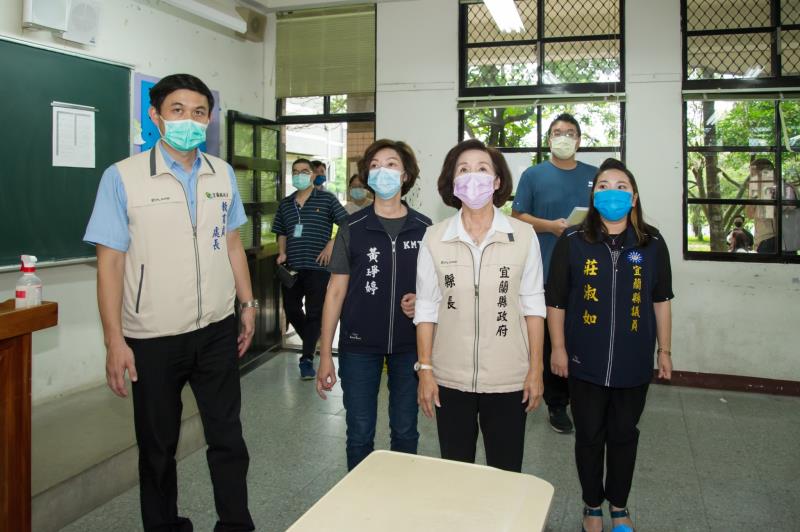 國中會考明登場，宜蘭縣長林姿妙巡視考場環境 。