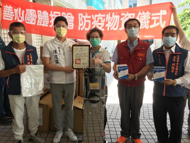 知誠慈善協會由發言人陳俊霖（左2）捐贈菲利浦消毒車等防疫物資給三重醫院 ，由副院長王祖琪（中）代表受贈  右2為三重區長陳奇正。