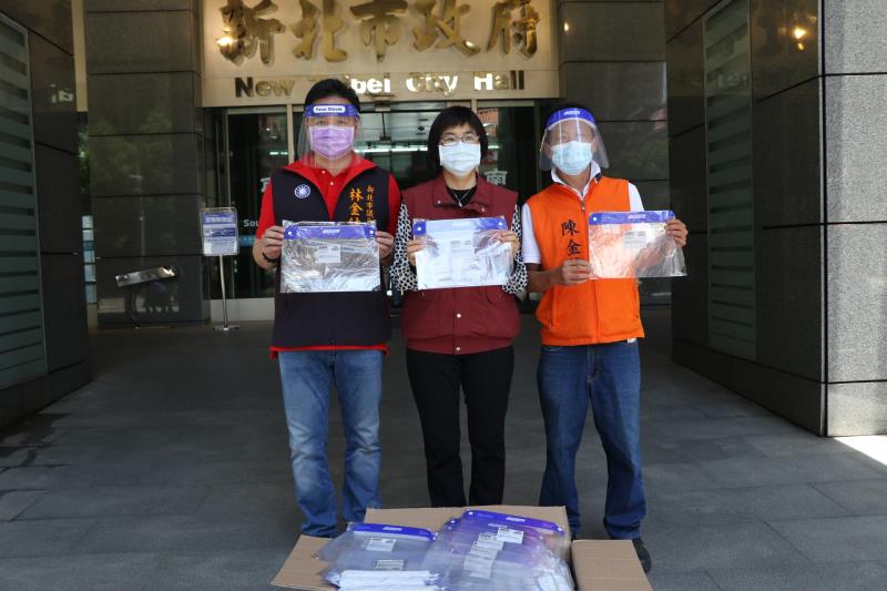 市議員林金結（左）和台灣房屋總經理陳金華（右）共同捐贈1萬個護目罩，由局長張錦麗（中）代收