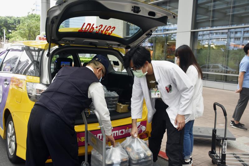 台灣大車隊將熱騰騰的健康美味餐點送達雙北桃醫護警消，期望守護台灣的英雄們都能好好吃飯、安心吃飯。