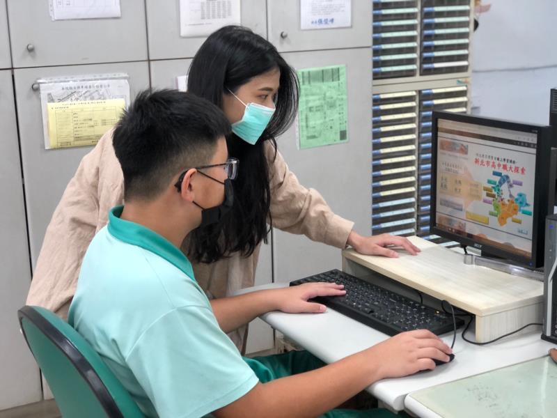 新北市教育博覽會辦理首次「線上直播答客問」，邀請家長與同學上線，有任何問題直接問、學校特色線上看(圖為鶯歌國中指導學生示意照)。