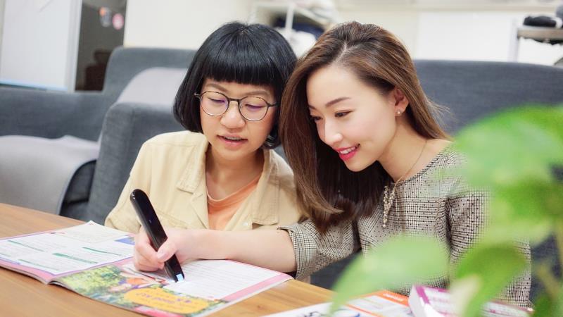 居家防疫，父母與子女可以一同學習，486翻譯筆一掃即譯，讓學習更有效率。 