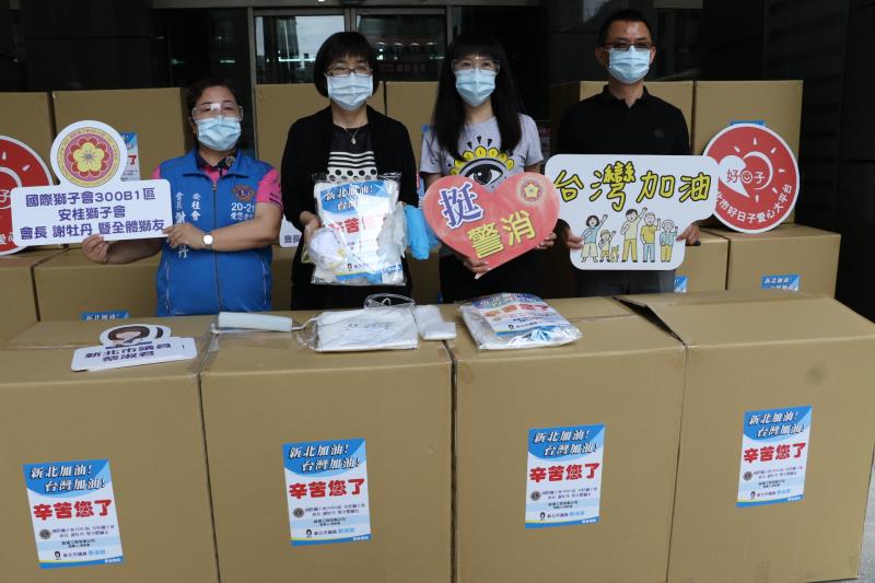 新北市議員蔡淑君捐千套防疫裝及方便型篩檢站  左起安桂獅子會會長謝牡丹、張錦麗局長。