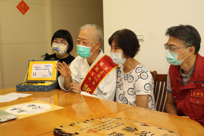 鄭茂林透19日過視訊，接受侯友宜市長的祝福。左右分別為張錦麗局長和陳健民區長。