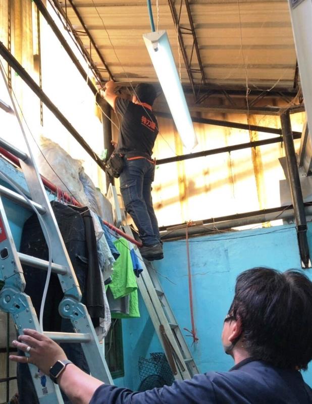 在颱風來臨前檢查屋頂、牆面及窗框縫隙是否有裂痕或漏水問題，可先利用防水噴劑、塗料先作緊急應變，待天氣良好時再進行完整修補。