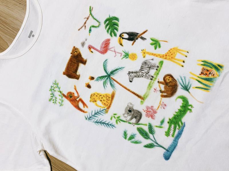 疫情期間，I.A.N Design也推出親子DIY家庭創作包，以繪布蠟筆加上有機棉T恤，創作獨一無二的T恤