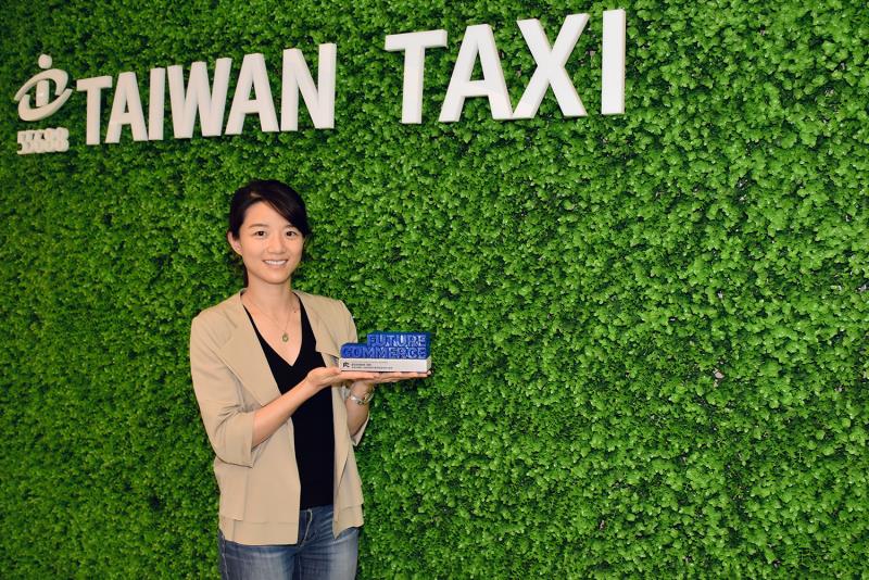 最佳技術創新獎由台灣大車隊大數據發展事業處主管林念臻代表領獎。