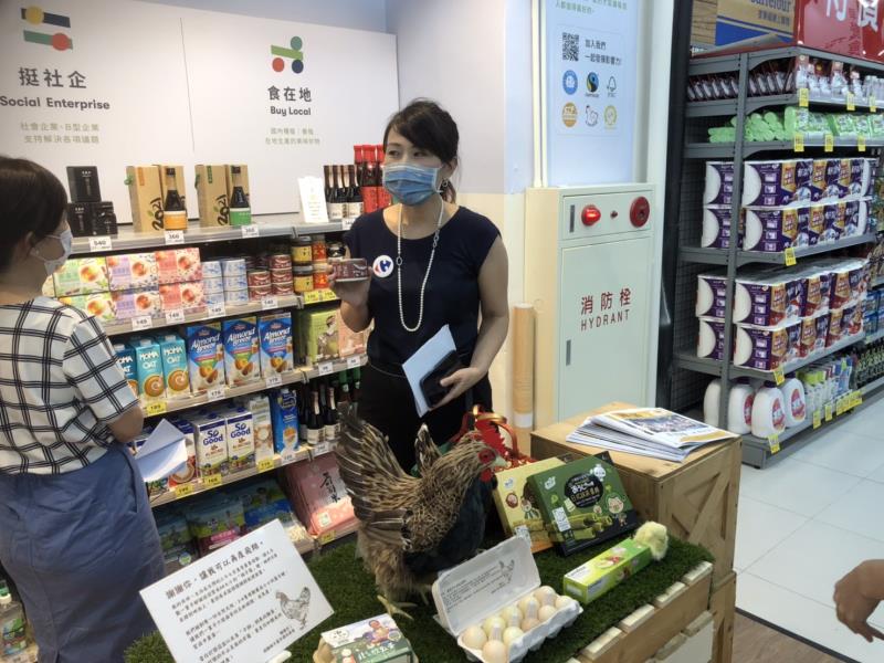 蘇小真(右)帶領家樂福同仁，一同發現台灣優質好商品，並用好商品建構概念店，期盼社會上更多人能關注到默默付出的生產者提供的好商品。
