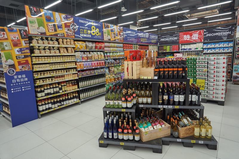 家樂福南港店整體賣場營業面積達2000坪，店內提供3萬多支商品，包含生鮮、雜貨食品、家電、五金、運動、清潔、保養等專區應有盡有。
