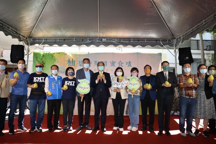 今(10)日雲林縣長張麗善與斗六市長林聖爵、古坑鄉長沈勝騰、雲林縣農會總幹事簡明欽、斗六市農會總幹事張喬復、農業處吳芳銘處長等人，特別北上立法院辦理文旦行銷記者會，推廣雲林優質文旦柚，立院游錫堃院長、林文瑞委員、洪孟楷委員、吳斯懷委員、葉毓蘭委員、曾銘宗委員、蔣萬安委員、費鴻泰委員、陳雪生委員、范雲委員、李貴敏委員、中華體總會長張朝國、台北市農會蘇光正總幹事及松山區農會王順發總幹事諸多嘉賓共襄盛舉。