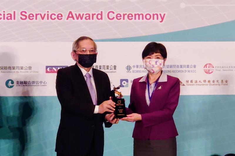 兆豐銀行「房貸e把兆」榮獲工商時報評選「數位創新獎」，平台功能實用帶動業務轉型成長，頻獲獎肯定，陳昭蓉副總經理(右)代表領獎。
