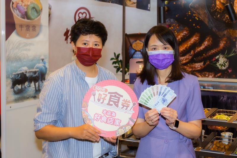 經濟部商業司長蘇文玲(右)參觀展區與業者合影。