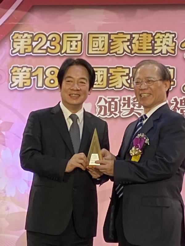 中華電獲「國家品牌玉山獎」3C資通訊服務類最佳企業首獎肯定，由副總統賴清德頒獎中華電信董事長謝繼茂。