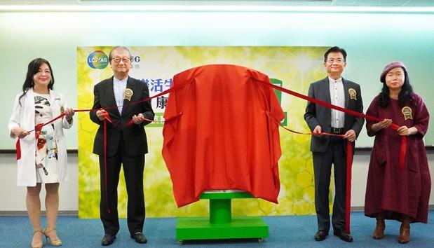 樂活專櫃揭幕儀式，左起藍瑩中醫師、大眾集團董事長簡明仁、樂活生技總經理葉顯光、有機緣地養生達人陳台芳老師。
