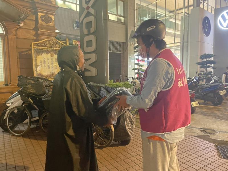 新北市街友外展服務中心主任張哲榮（右）9日晚間率志工夜訪街友  發送睡袋、禦寒衣物。