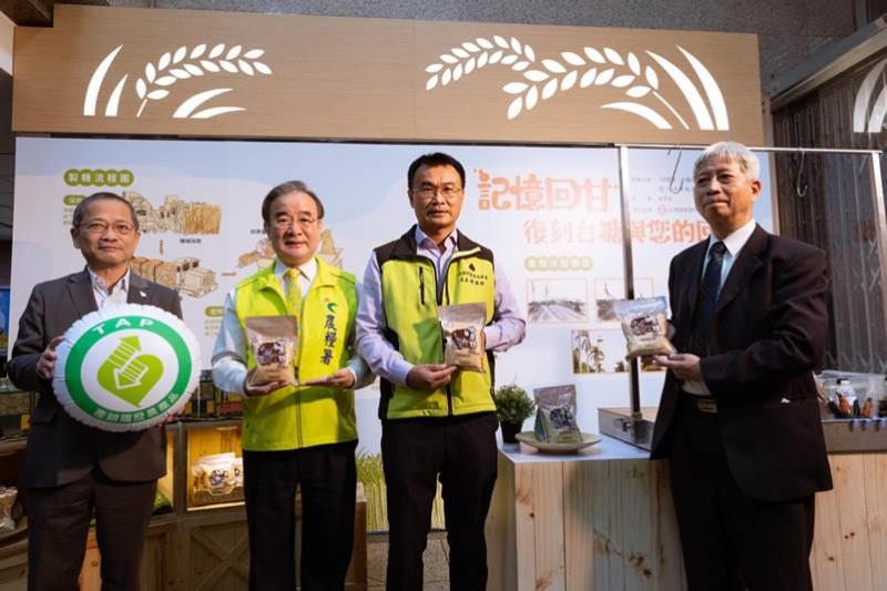 農委會主委陳吉仲(左三)大力支持產銷履歷驗證，帶給民眾看的到源頭的透明農特產品生產過程。